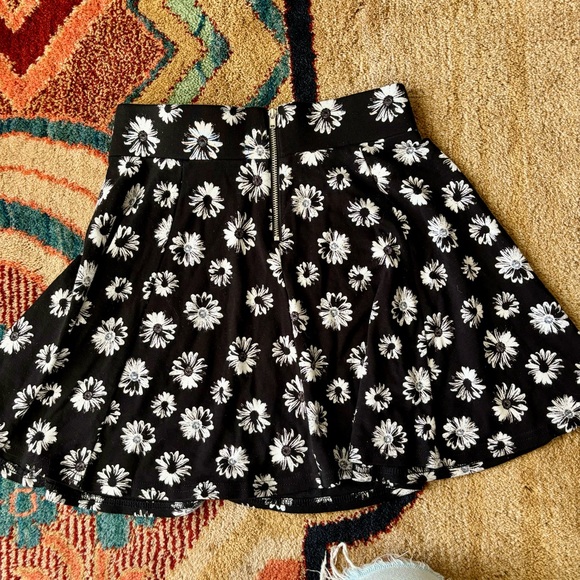 Black and white mini skirt - Picture 3 of 3